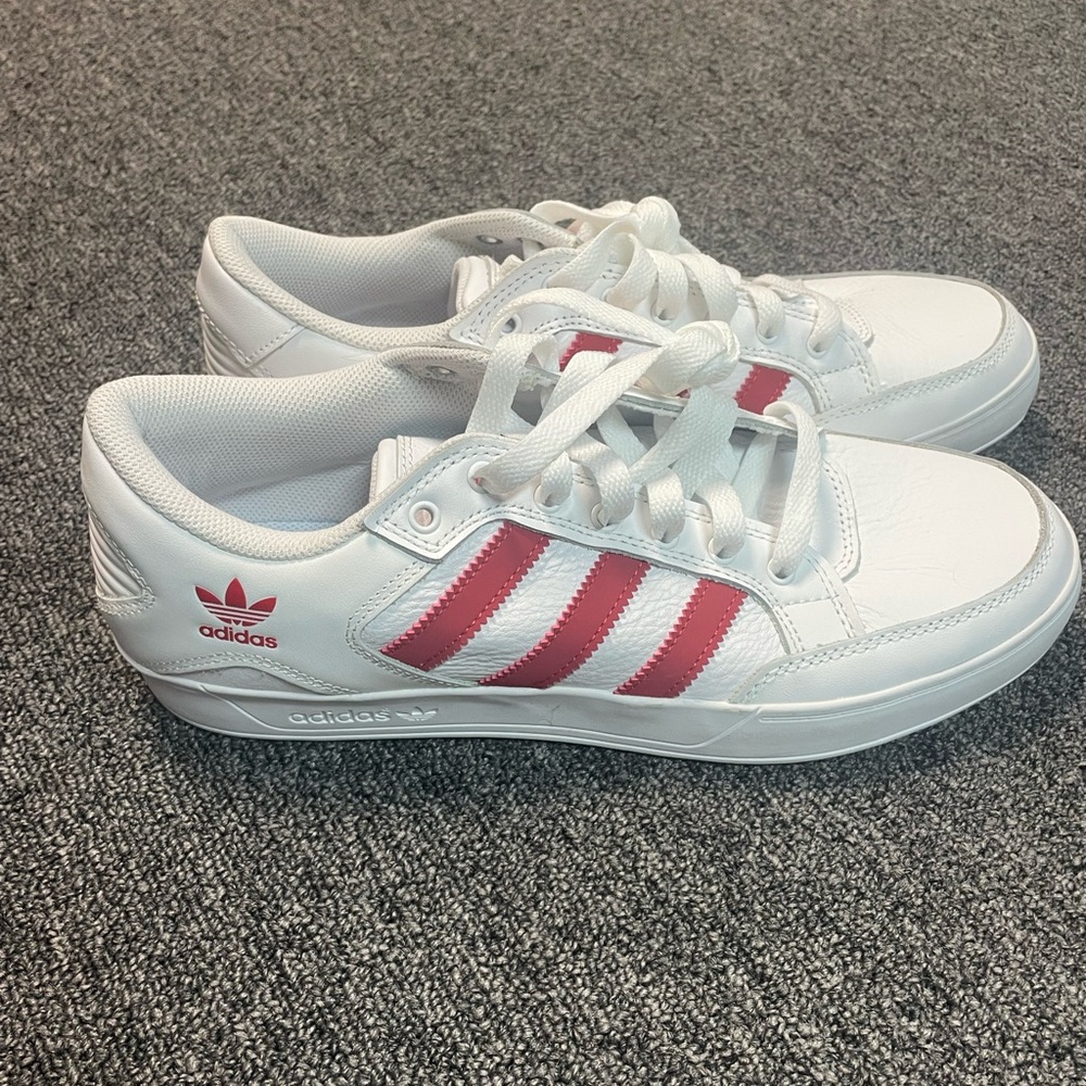 Adidas HardCourt Low size 10.5 Mens Sneaker New